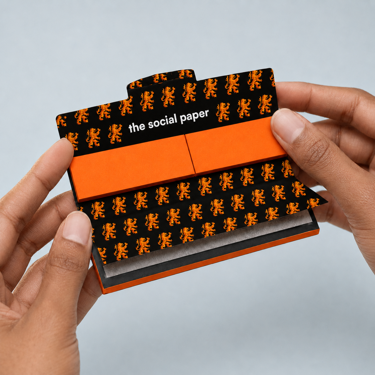 Open The Social Paper rolling-paper booklet with orange Dutch lion pattern
